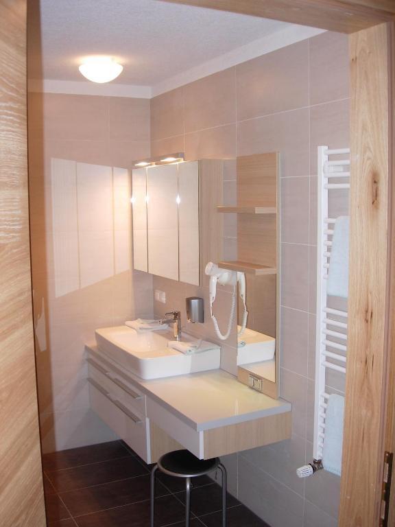 Erlebnis-Hotel-Appartements Latschach ober dem Faakersee Kamer foto